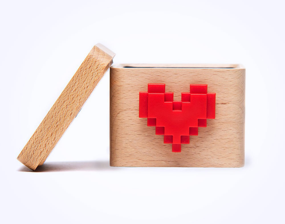 Modern Love: The Lovebox Spinning Heart Messenger – The Goods